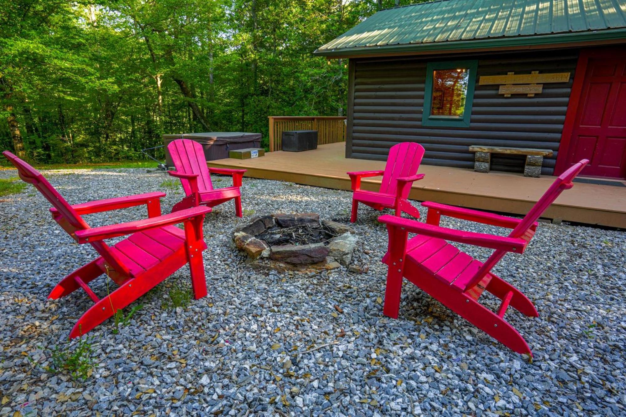 The Big Little Cabin - Hot Tub & Playground Далонеґа Екстер'єр фото