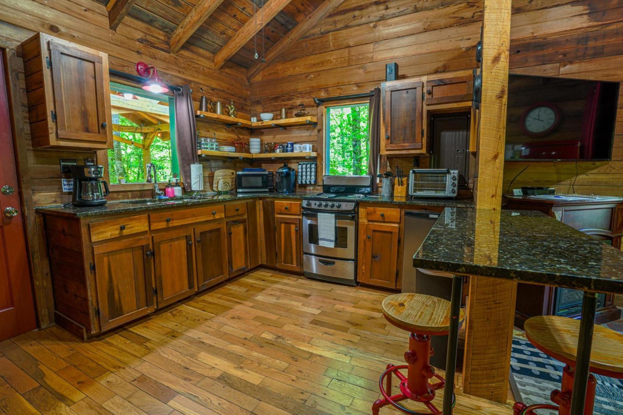 The Big Little Cabin - Hot Tub & Playground Далонеґа Екстер'єр фото