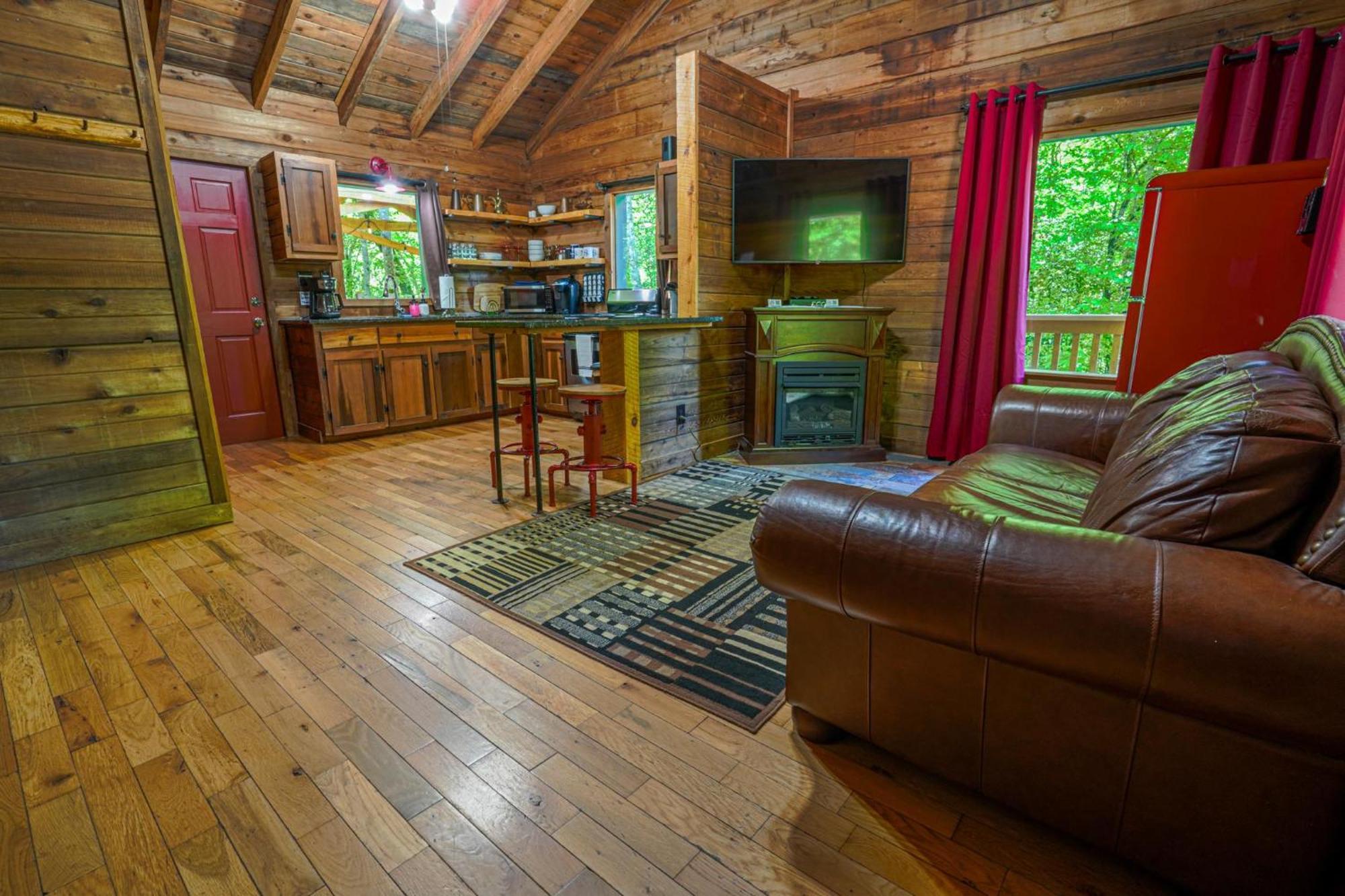 The Big Little Cabin - Hot Tub & Playground Далонеґа Екстер'єр фото