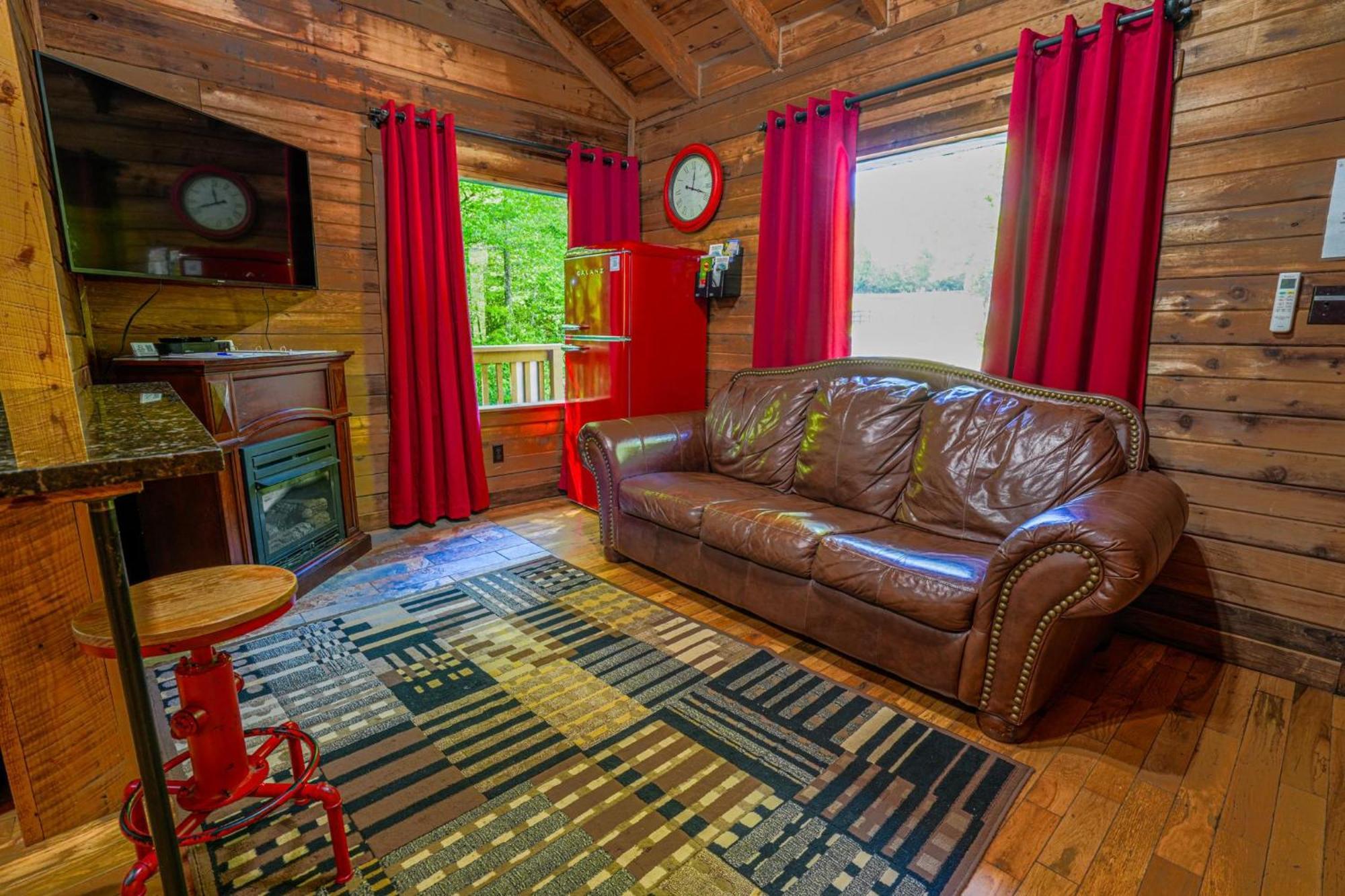 The Big Little Cabin - Hot Tub & Playground Далонеґа Екстер'єр фото